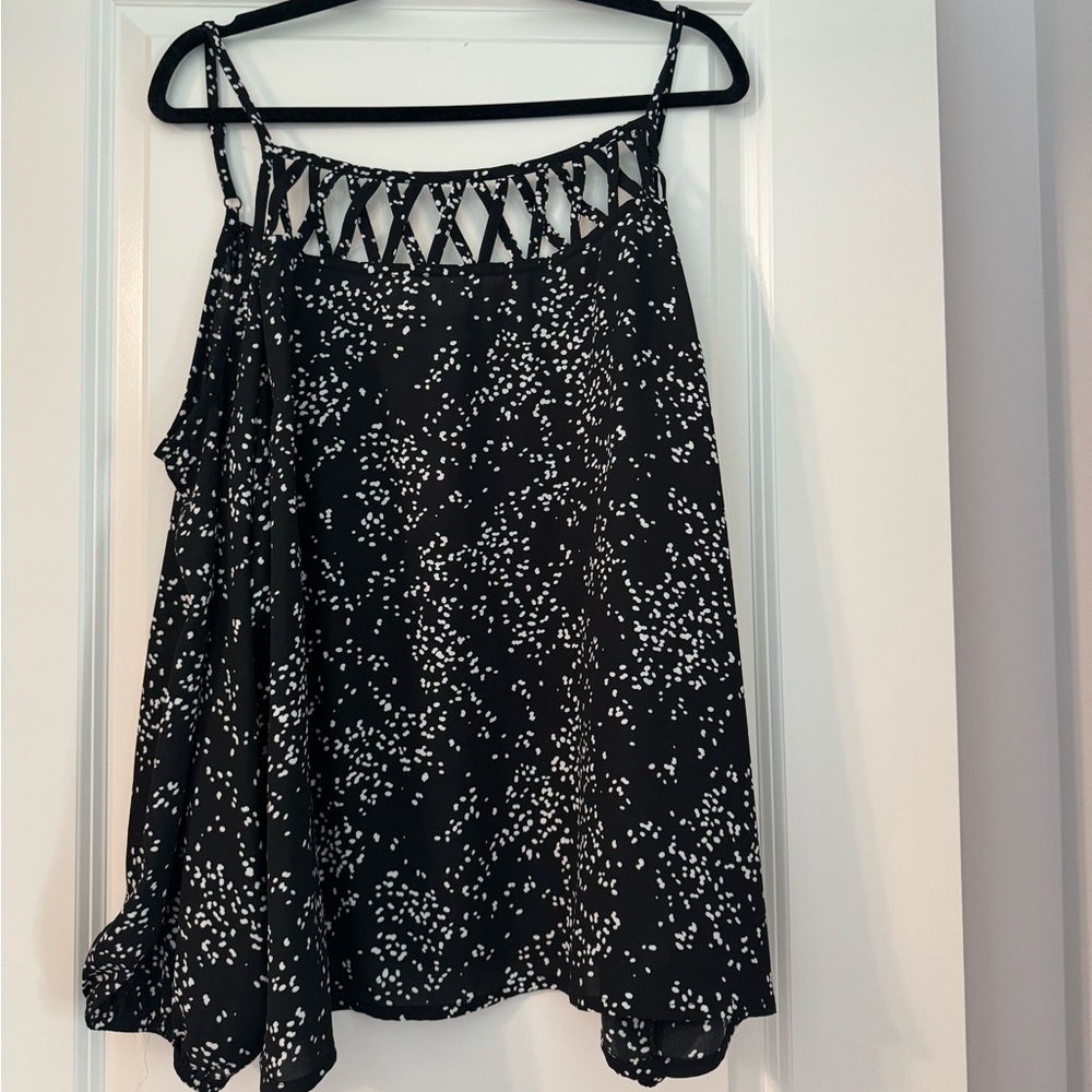 NWT Black/White cold-shoulder lightweight long sleeve top from Maurice’s 2X